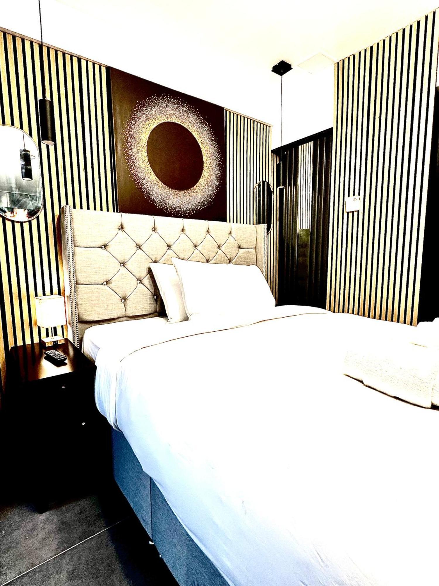 G Eighty Four Aparthotel London Exterior photo